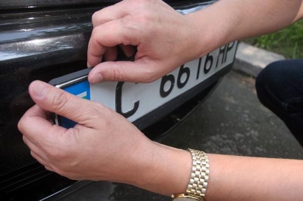 Патрулка заловила мъж край Козлодуй да кара кола с фалшиви регистрационни