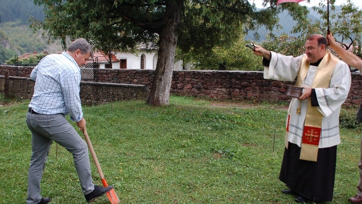 Направиха първа копка за изграждането на католическипараклис костница в Чипровци В