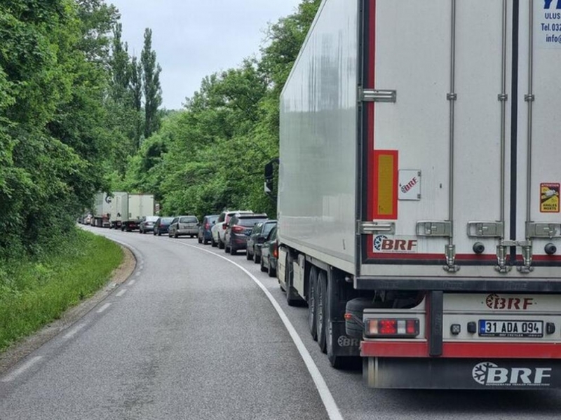 Два аварирали камиона блокираха "Петрохан" днес
