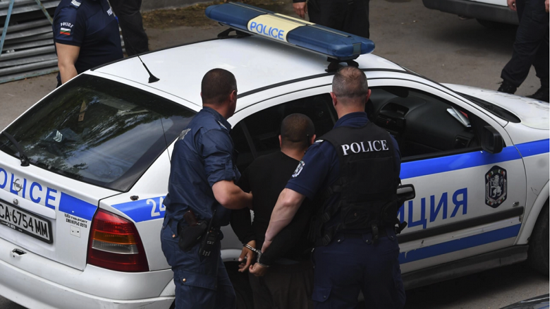 Разгневен мъж е счупил с камъни остъклението на терасата на