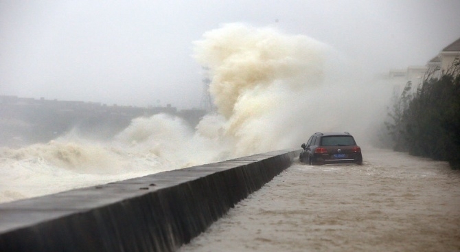 Най малко 65 са вече жертвите на тайфуна Мангхут във Филипините съобщи