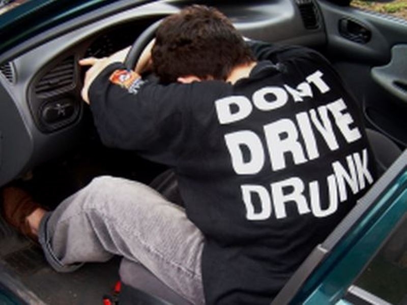 Двама мъже са заловени пияни зад волана във Враца научи