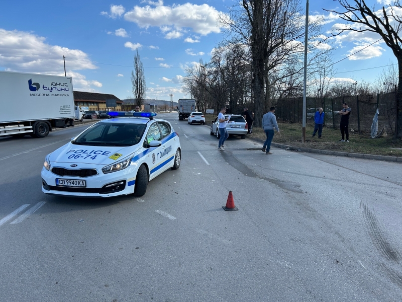 Мерцедес“ удари учебен камион във Враца, видя първо репортер на
