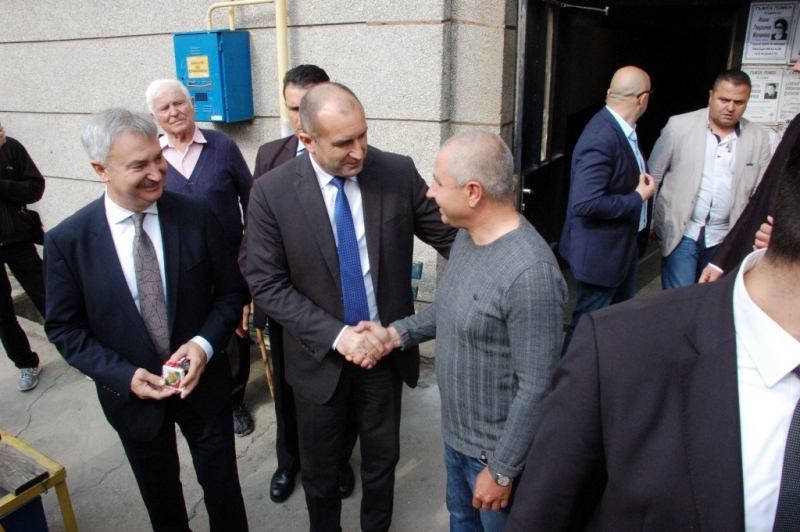 Президентски подаръци картина бутилка отлежало вино и сладки за