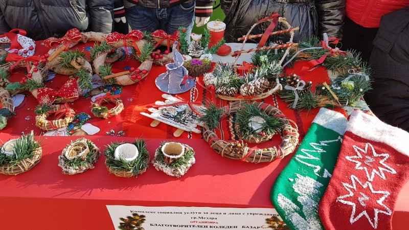 Кметът на община Мездра бе първият закупил сувенир от благотворителния