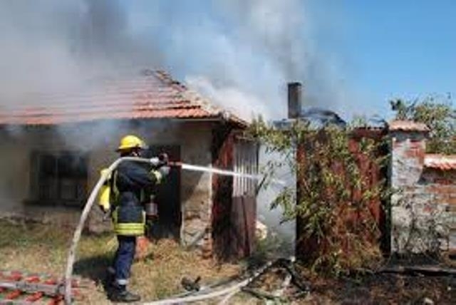 Бездомник от Вършец е запалил къща съобщиха от полицията в