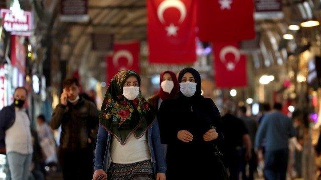 Турция обяви национален полицейски час като мярка за спиране новата