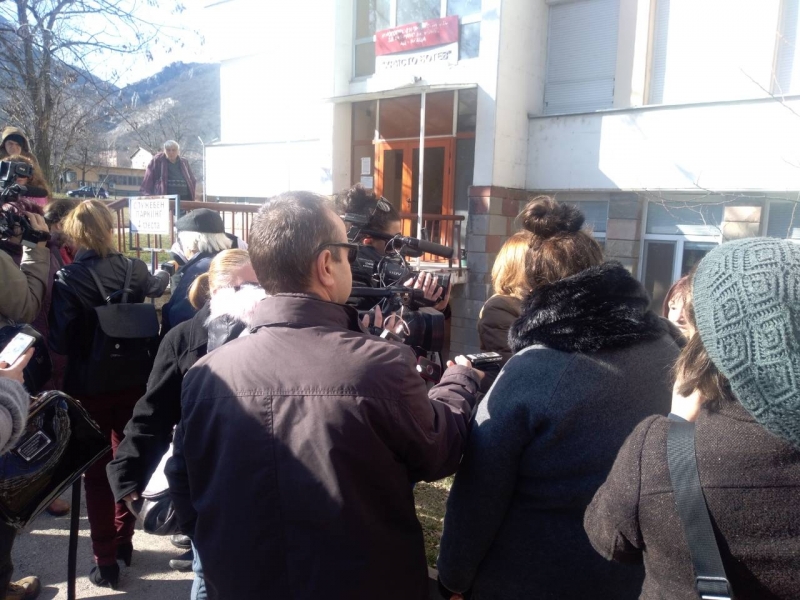 Около десетина врачани се събраха днес на протест пред многопрофилната