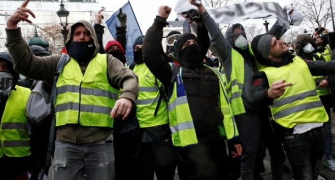 Групи протестиращи жълти жилетки в цяла Франция отговориха язвително на