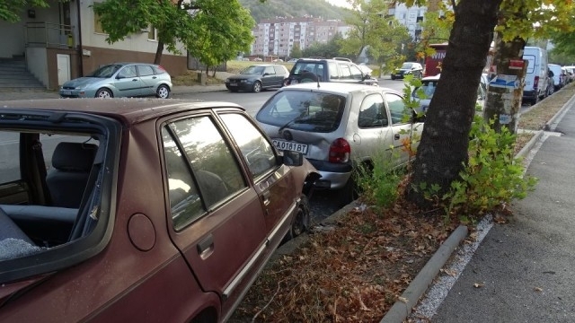 Пиян шофьор помете с колата си паркиран автомобил в Оряхово,