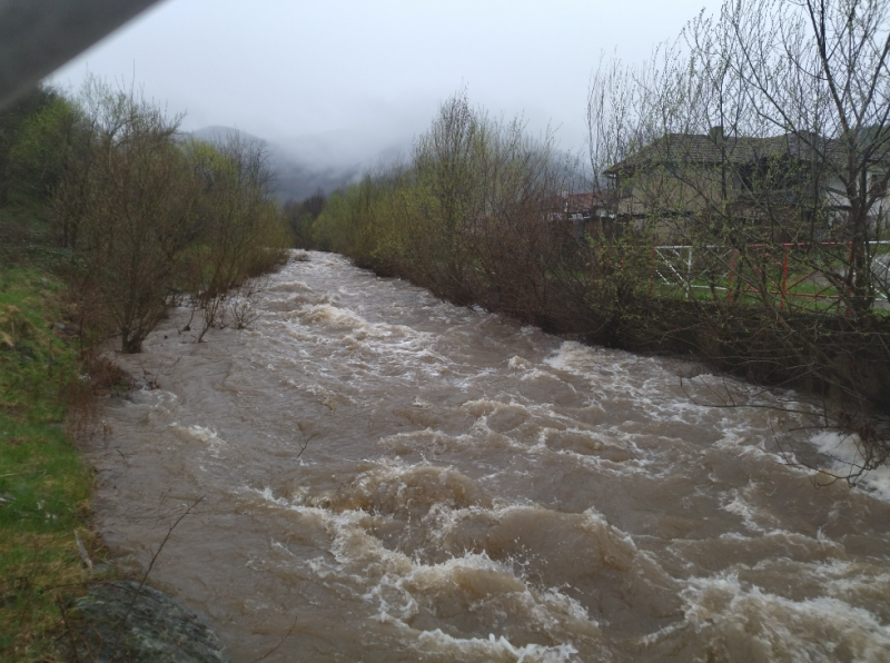 Рекордни количества дъжд отчитат метеоролозите за планинската част на област