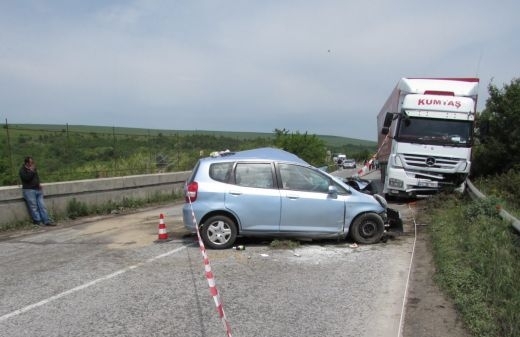 Тежка катастрофа между ТИР и лек автомобил е станала на