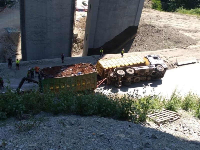 Камион с ремарке натоварен с желязо за скраб се е