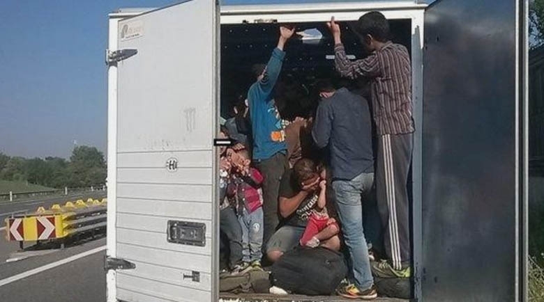 Полицаи са заловили чужденец превозвал нелегални мигранти на главен път