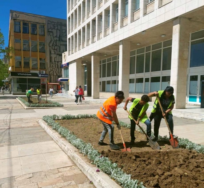 От началото на месец април Общинско предприятие Чистота започна традиционното