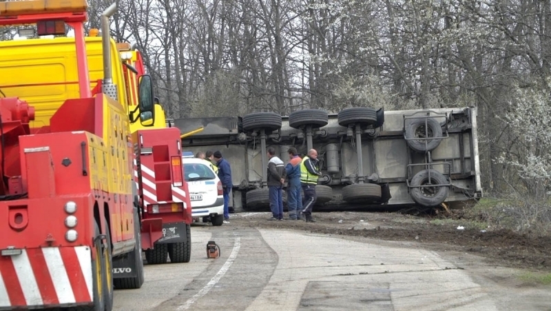 Катастрофирал ТИР ограничи движението по околовръстния път на Видин научи агенция