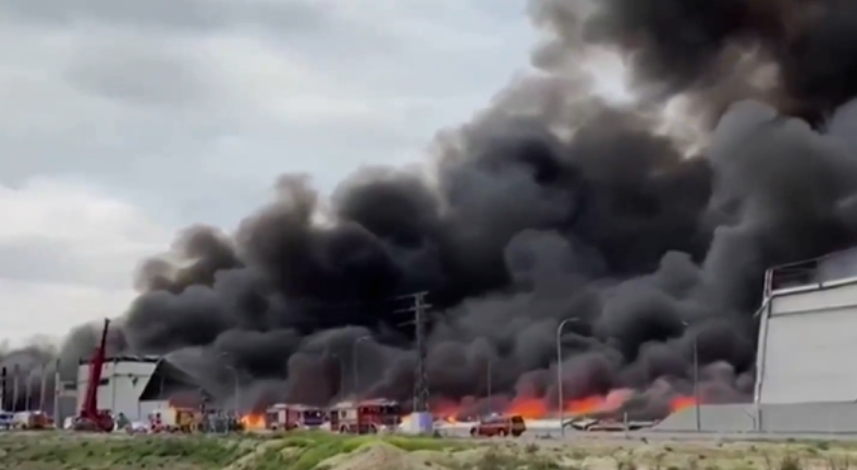 Огромен пожар избухна в индустриален парк близо до град Сесеня