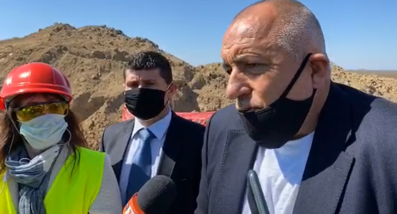 В стотици километри са разположени тръбите работи се на пълни