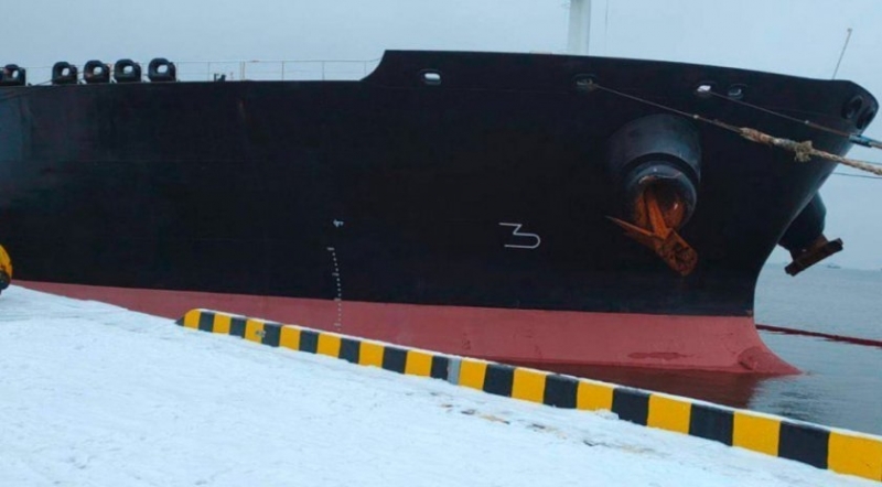 Тежко натоварен руски петролен танкер е заседнал днес в териториалните