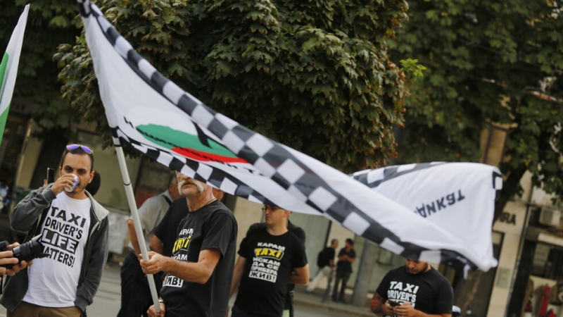 Таксиметрови шофьори протестираха пред Съдебната палата в София Те поискаха