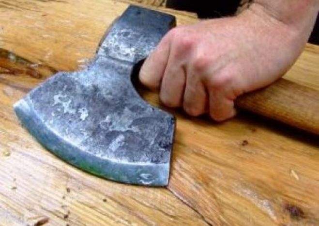 Мъж е в тежко състояние след удар от брадва в Хасково съобщиха