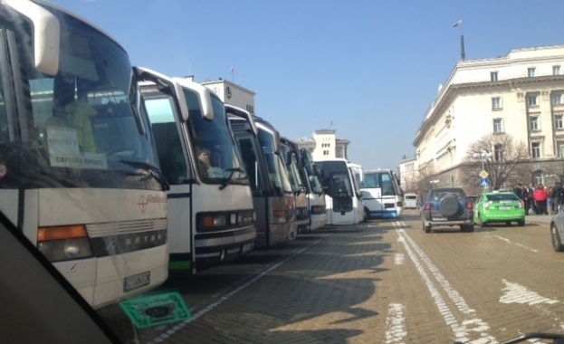 Шофьори на тирове и автобуси заплашват с протести съобщи кросс