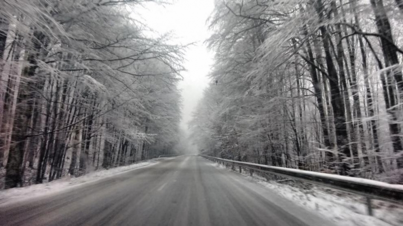 30 см е снежната покривка на Петрохан пътят е почистен