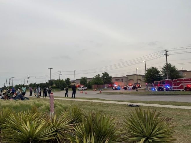 Въоръжен мъж е застрелял осем души и е ранил най малко