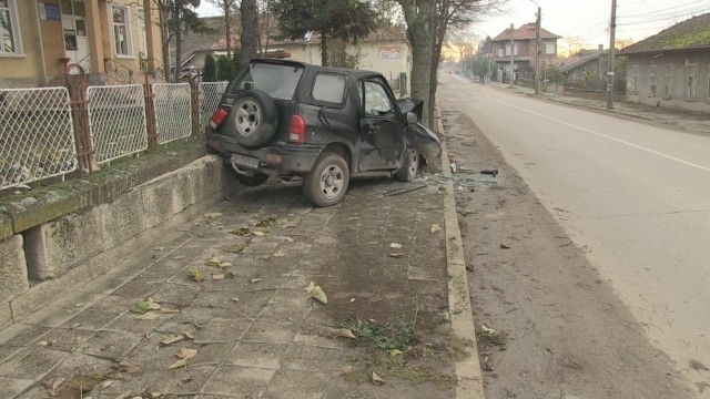 Пиян шофьор без книжка се заби в ограда на двор в Разградско