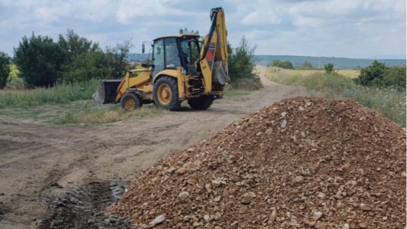 В община Ружинци посипаха с над 250 тона трошен камък