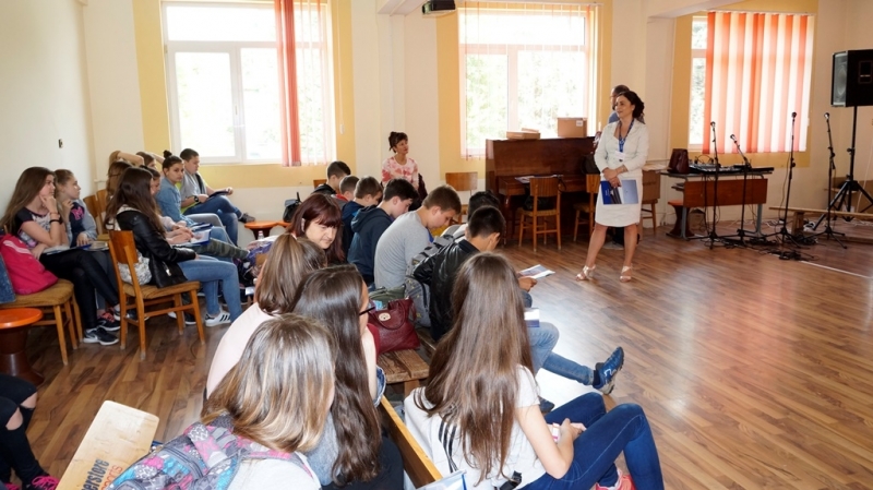 ОУ Кирил и Методий и ОУ Христо Ботев в Мездра бяха