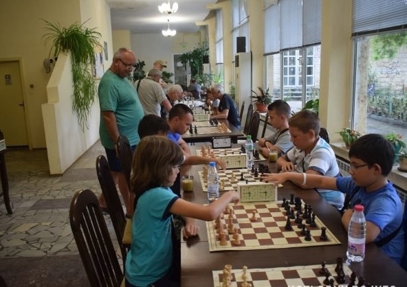 Общо 18 участника се включиха в надпреварата по шах в