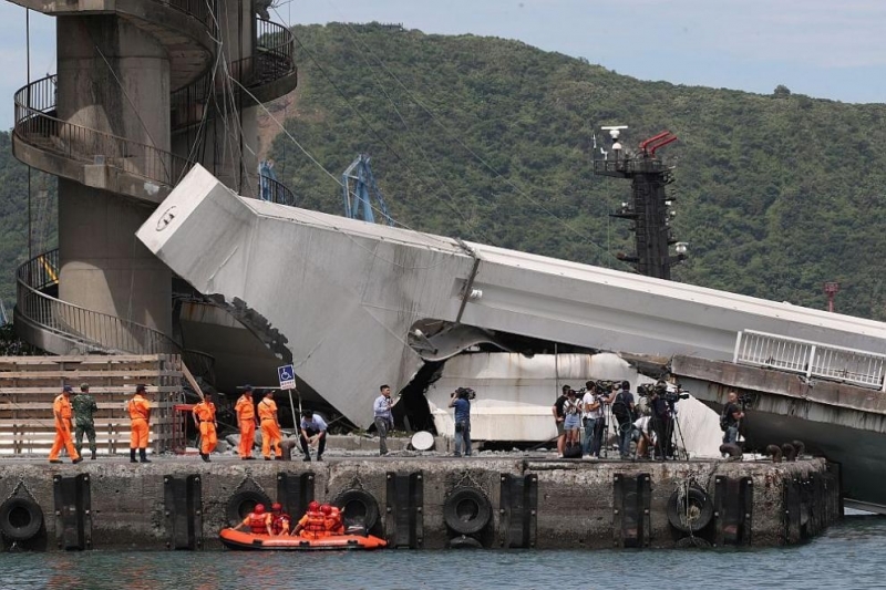 Издирвателните екипи откриха четири тела и търсят двама изчезнали от