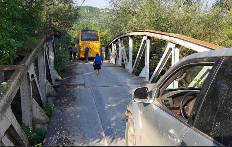 Гумата на автобус пропадна в дупка и затвори пътя към