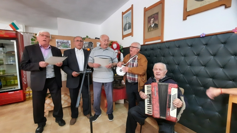 С кратка музикална програма и много настроение членовете на Пенсионерски