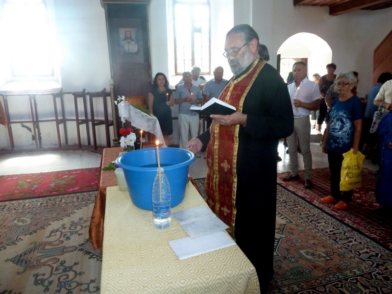 Днес на големия християнски празник Успение на пресвета Богородица и