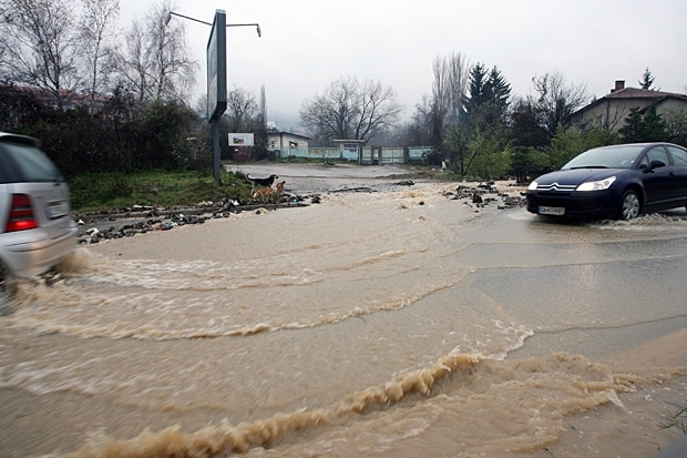 Движението е в една лента по път III 1306 Горно