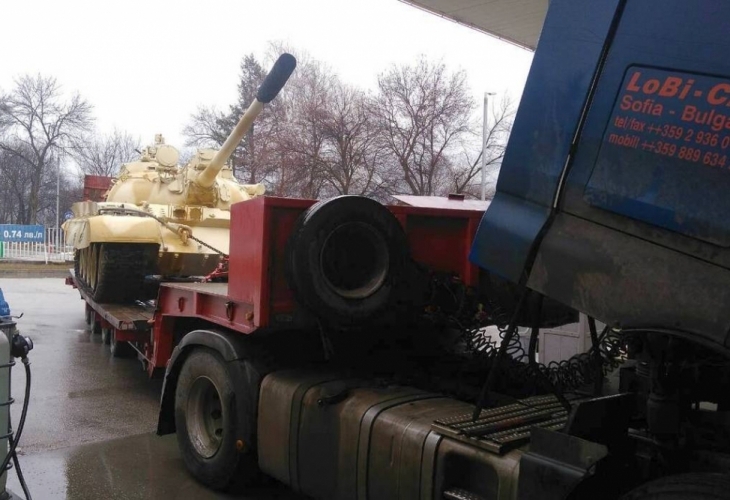 Танк предизвика истинска суматоха на входа на Правец Военната машина престоя