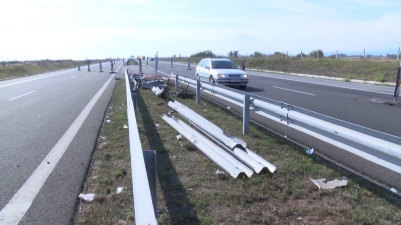 Туристически бус се е обърнал по таван извън пътното платно