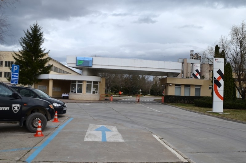 Холсим България АД монтира информационно табло при входа на завода