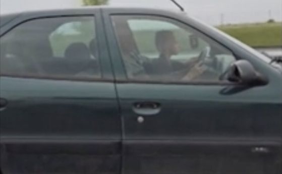 Шофьор сложил в скута си дете кара по магистрала Тракия