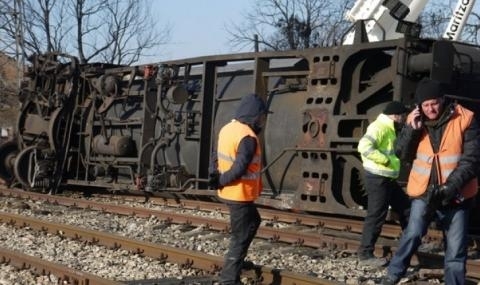 Влакова цистерна пълна с газ е дерайлирала на гара Бяла