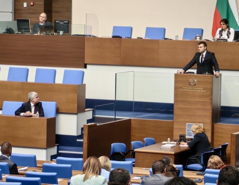 Не се отказаха от екстрите: Депутатите си оставиха колите и заплатите по време на кампания