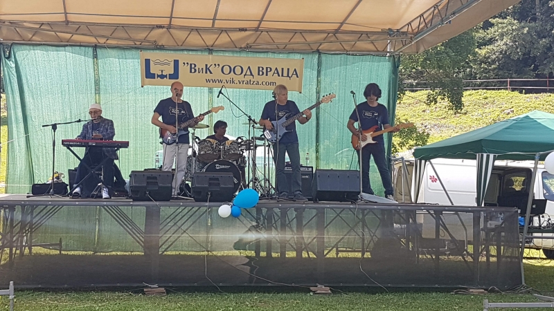 Култовата българска рок група Диана Експрес забавлява днес стотици служители и