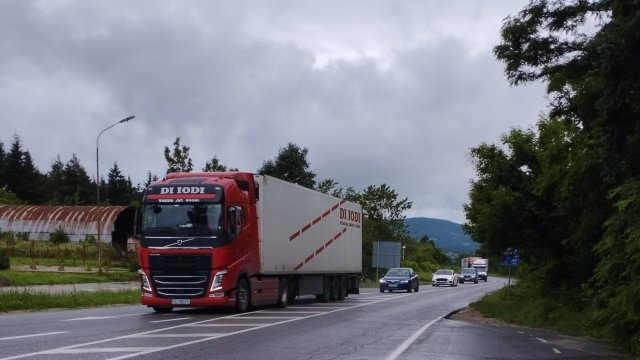 От днес се спира движението на тежкотоварни камиони над 12