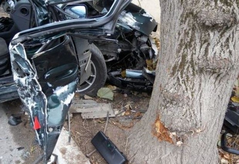 Шофьор е катастрофирал в крайпътно дърво между Бяла Слатина и