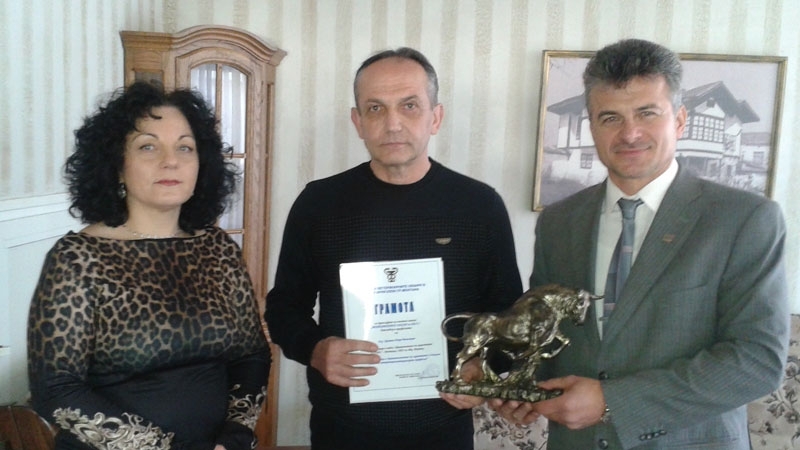 Д-р Цветан Велизаров (на снимката в средата) е най-добрият ветеринарен