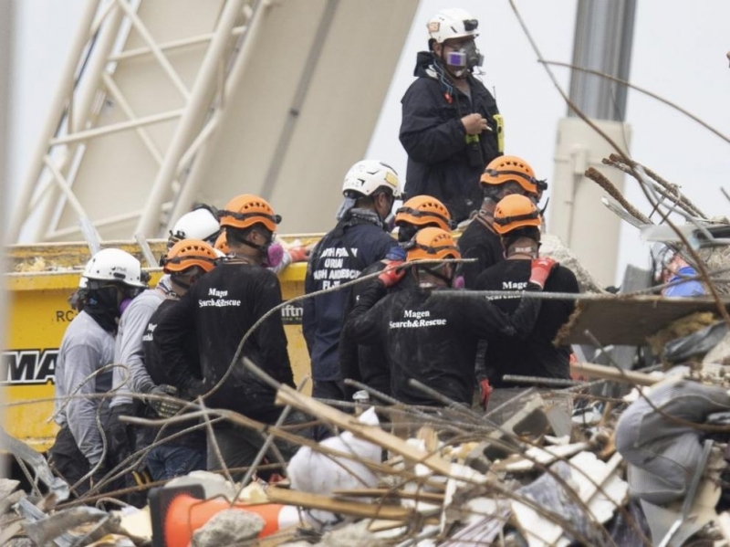 Пожарникар който е издирвал хора под развалините на срутената сграда
