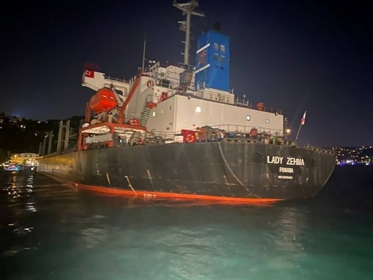 Плаващ от Украйна товарен кораб е заседнал в плитчините край