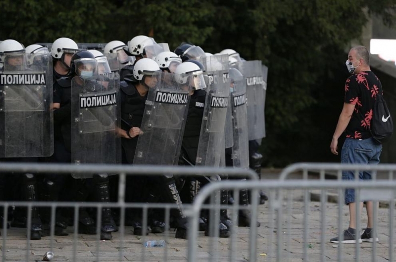 Яйца и домати полетяха към сръбския парламент